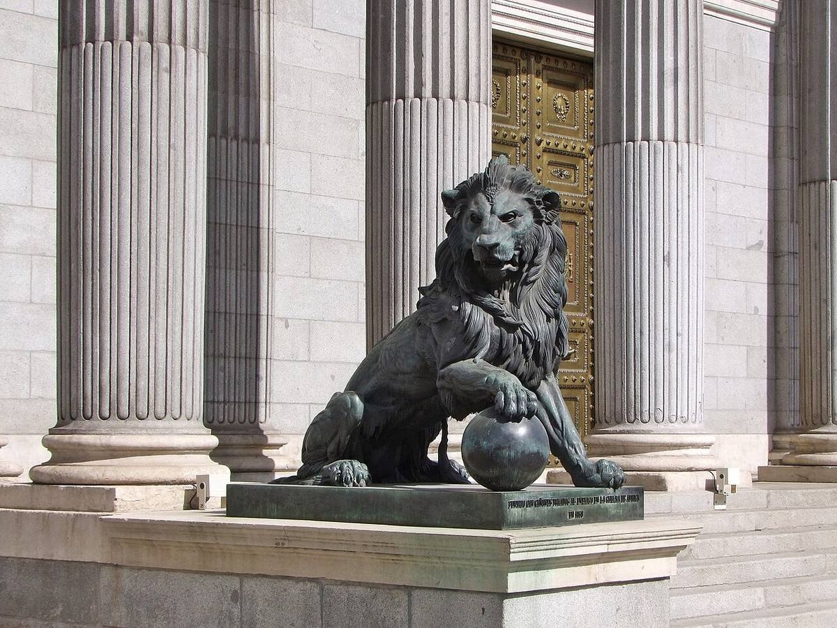 Escultura de un león en la entrada del Congreso de los Diputados, Madrid.