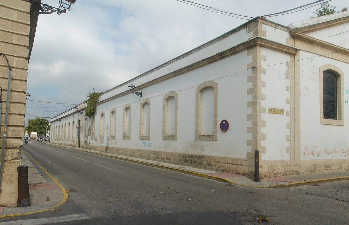 Fachada de las antiguas bodegas en la calle Valdés, zona donde se ubican las nuevas viviendas.