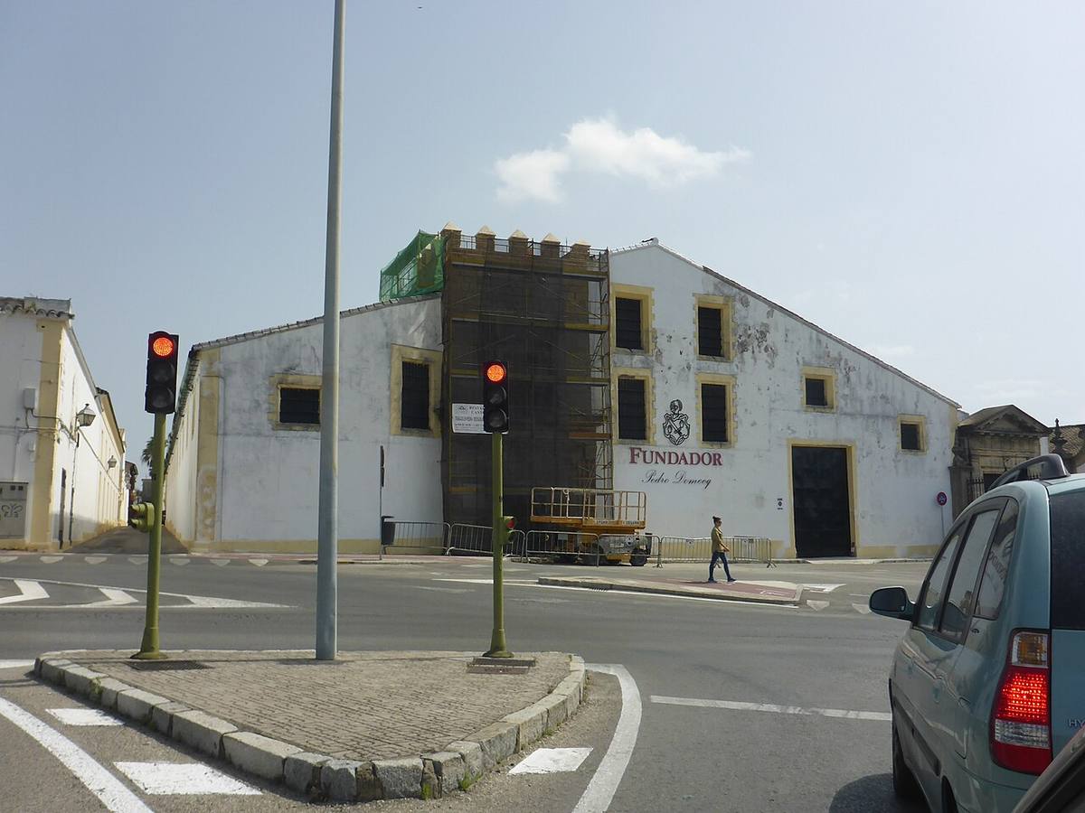 Fachada de las Bodegas Fundador en Jerez de la Frontera con andamiaje de obra.