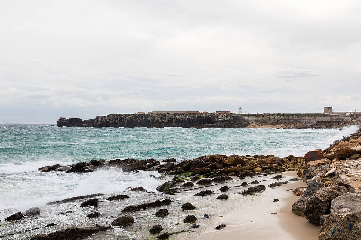 Litoral rocoso en la playa de Tarifa, provincia de Cádiz.
