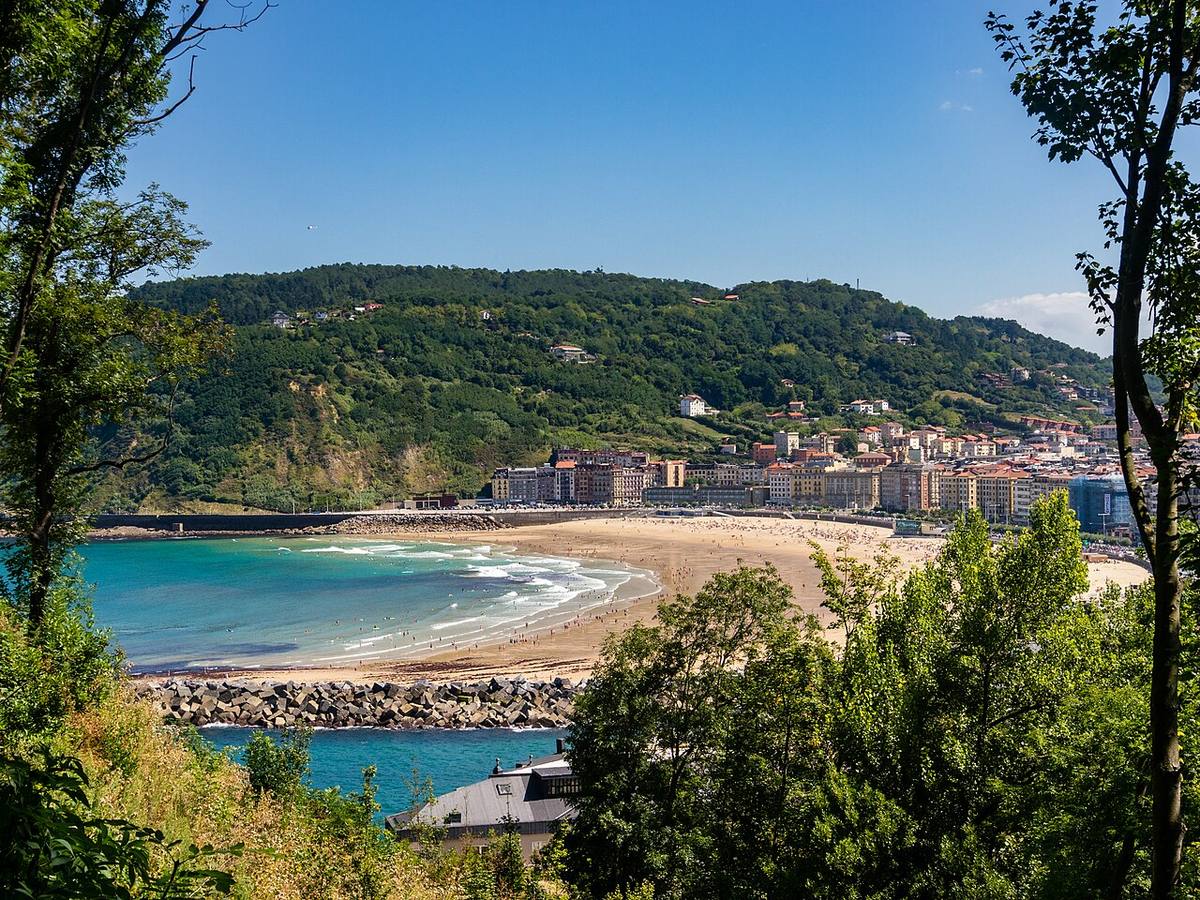 Vista panorámica de la playa de la Zurriola y edificios residenciales en San Sebastián.
