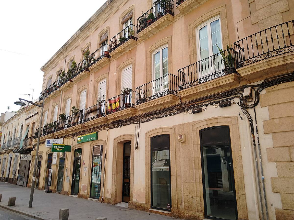 Edificio de viviendas con balcones en una calle de Almería.