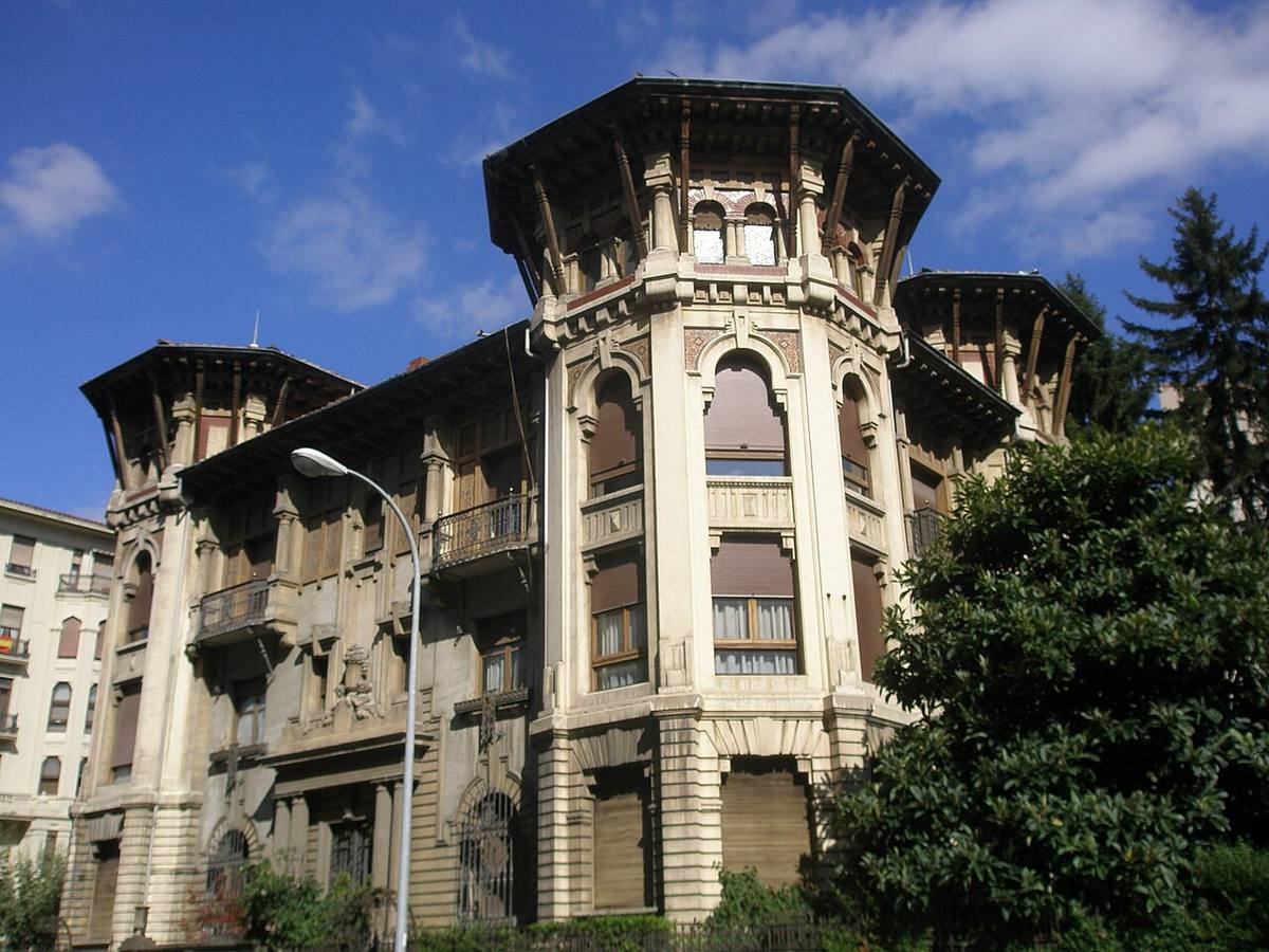Edificio de viviendas diseñado por Víctor Eusa en el Segundo Ensanche de Pamplona.
