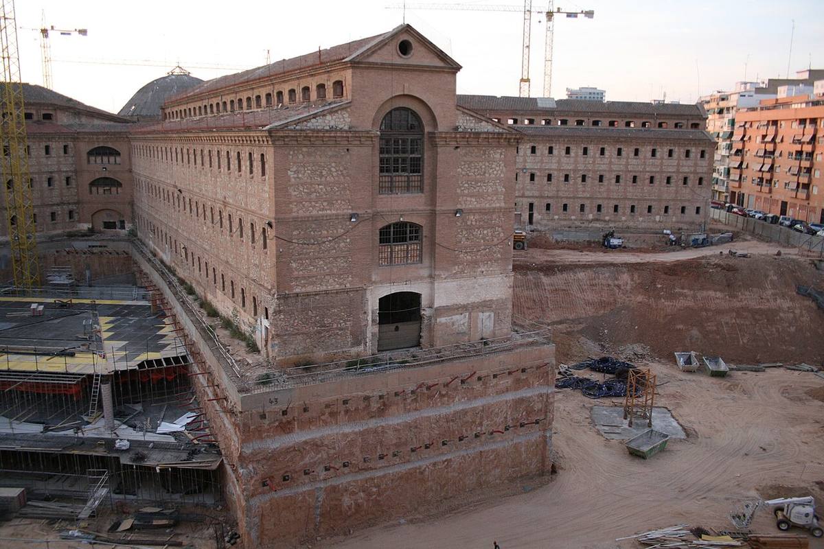 Obras de construcción en el complejo administrativo 9 d'Octubre en Valencia.