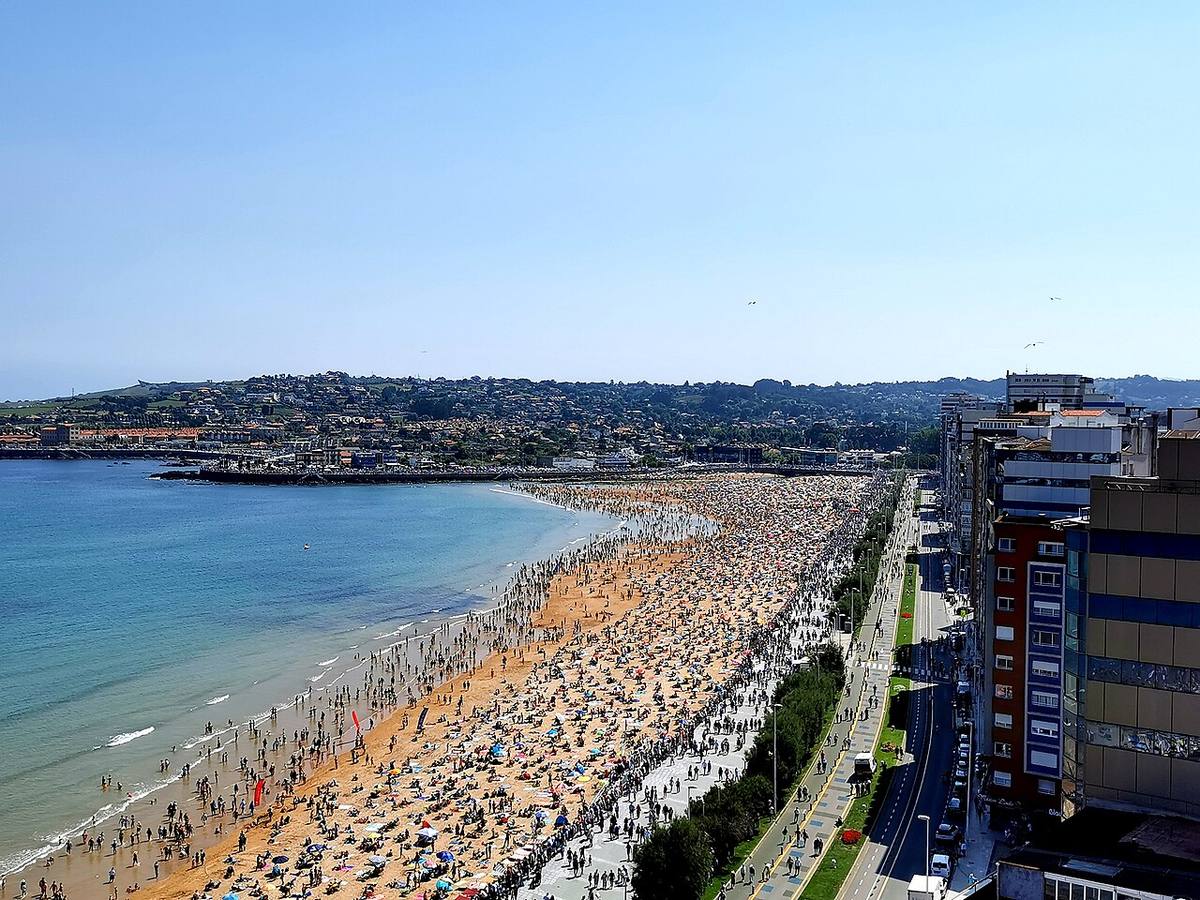 Vista aérea de la playa de San Lorenzo y los edificios de primera línea en Gijón.