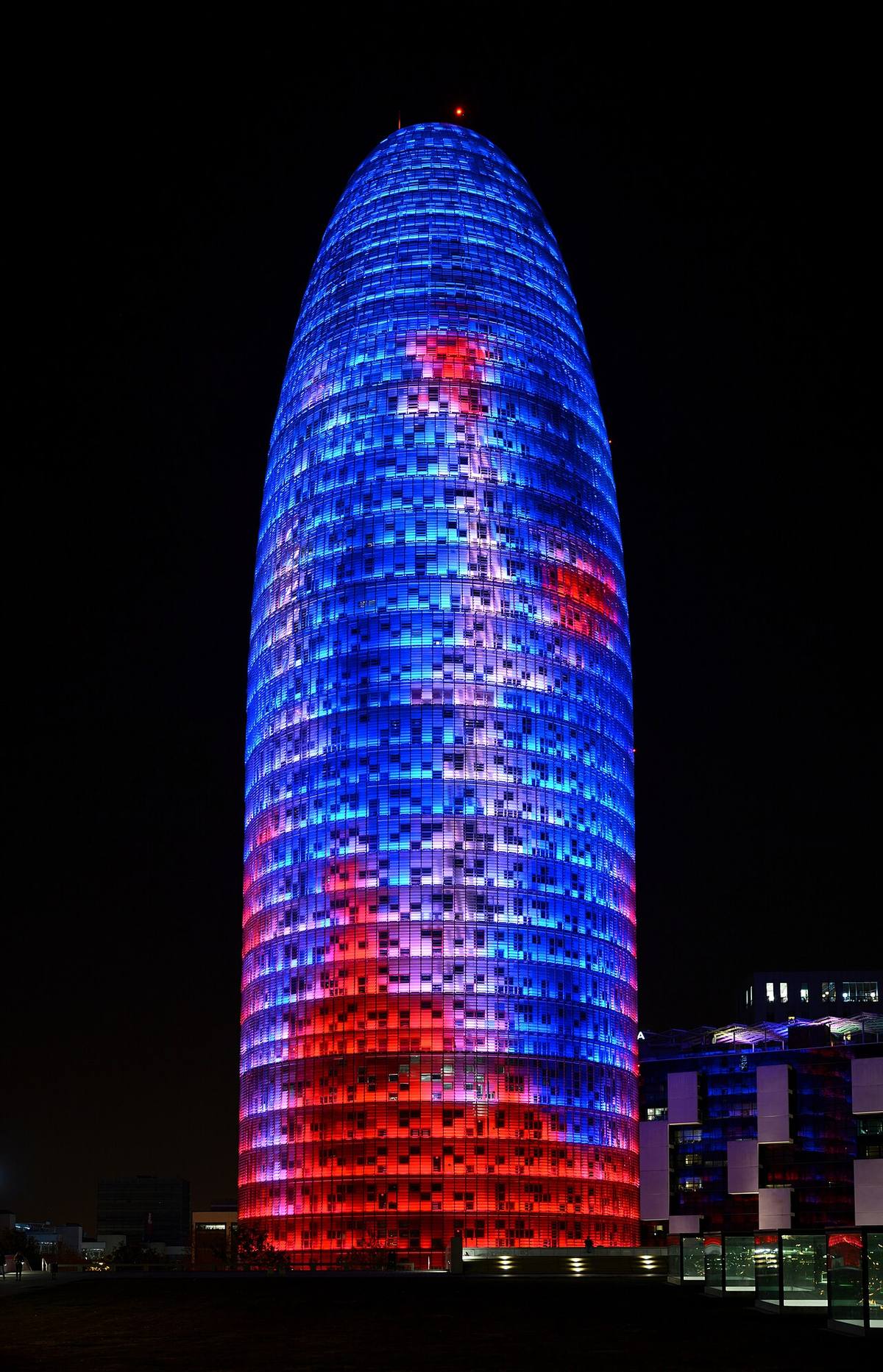 Iluminación nocturna de la Torre Glòries en Barcelona.