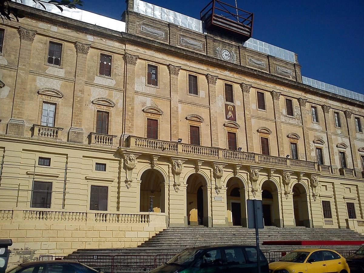 Fachada principal del Ayuntamiento de San Fernando, Cádiz.