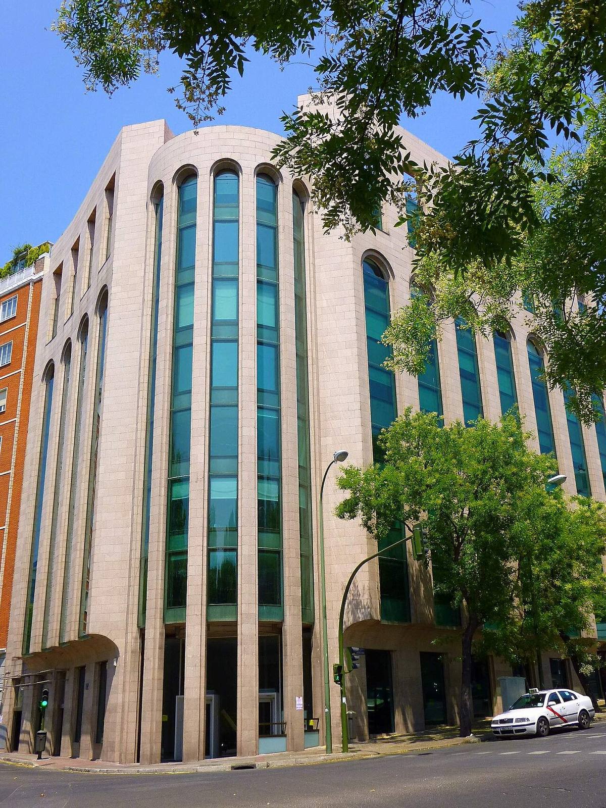 Edificio de oficinas en la plaza de Emilio Castelar, Madrid.
