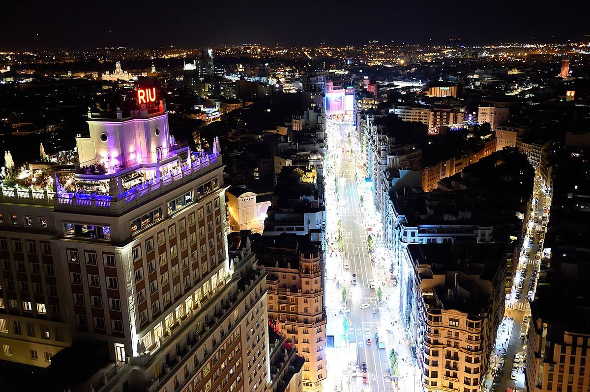 Vista nocturna de la Gran Vía de Madrid desde las alturas.