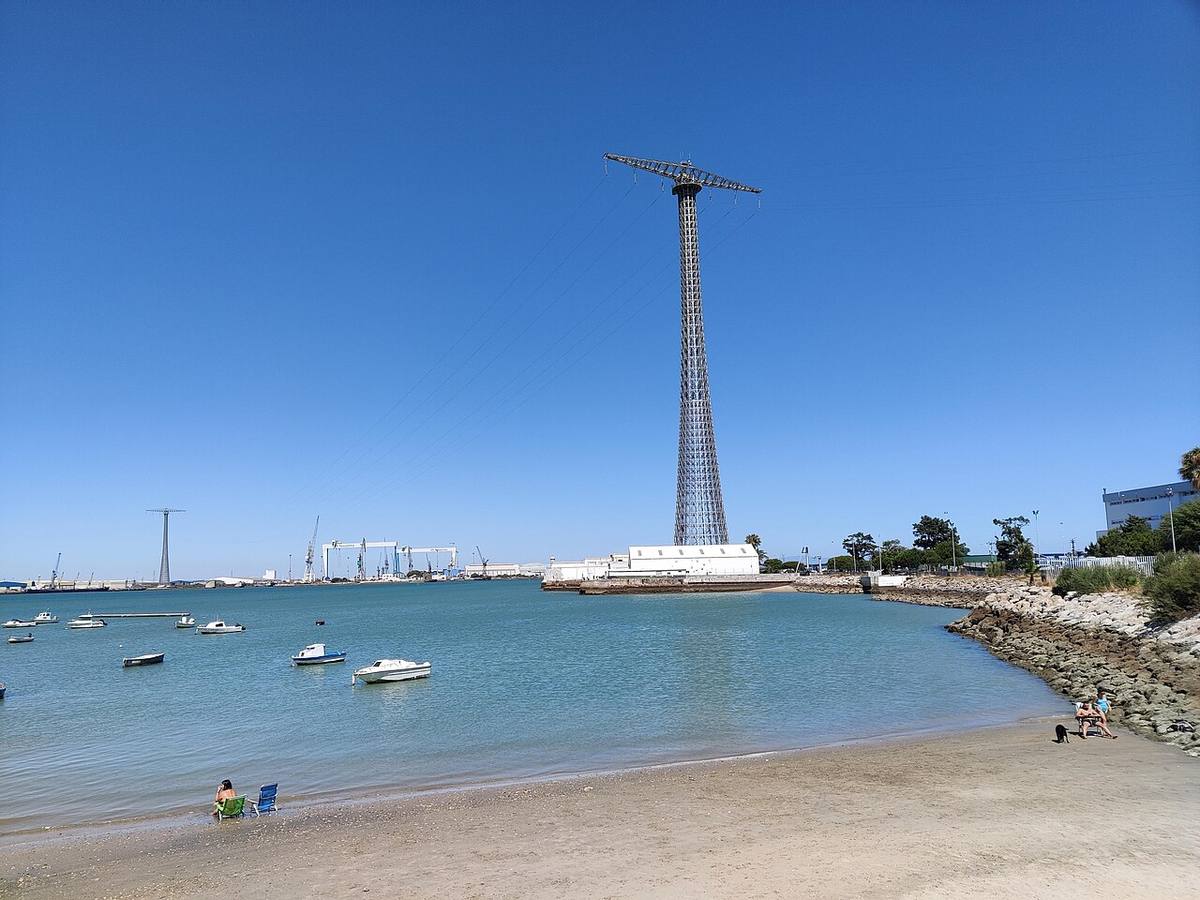 Playa del barrio de Puntales con una de las torres de alta tensión al fondo.