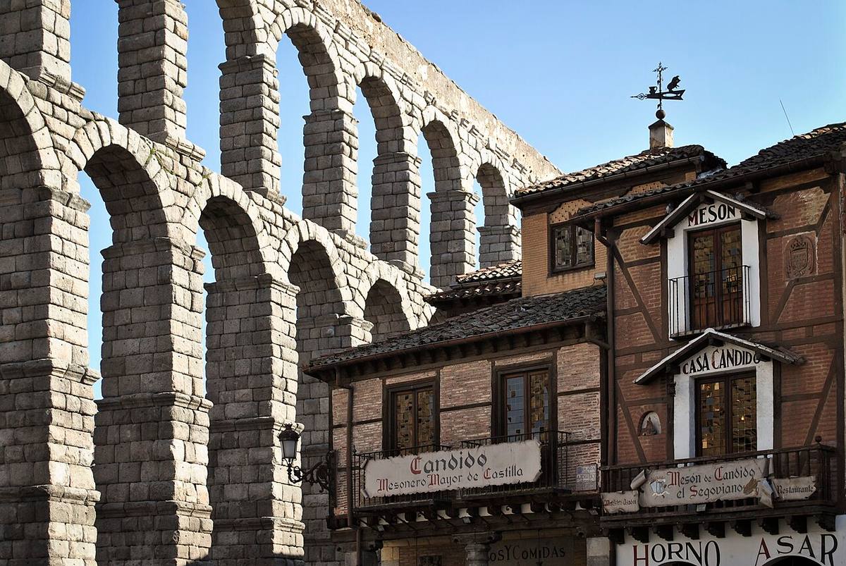 Edificios residenciales junto al Acueducto de Segovia.