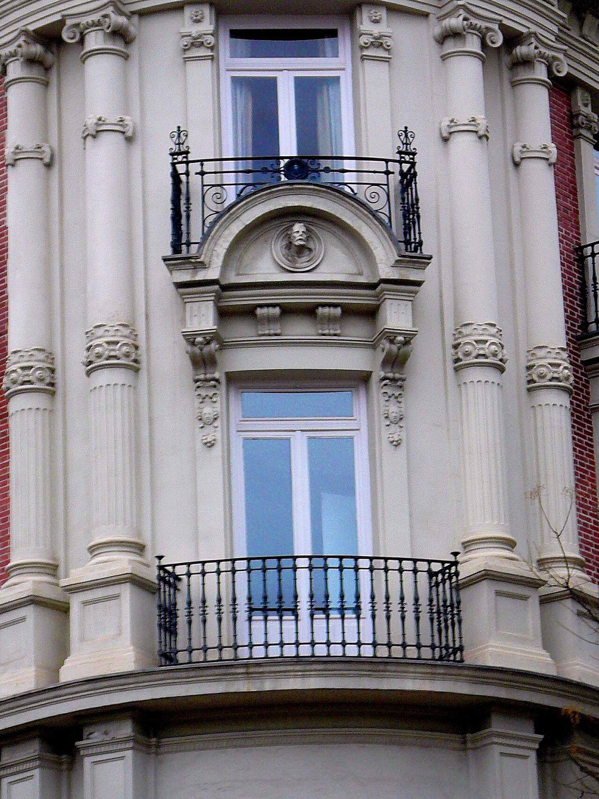 Detalle de balcones en un edificio de viviendas en Madrid.