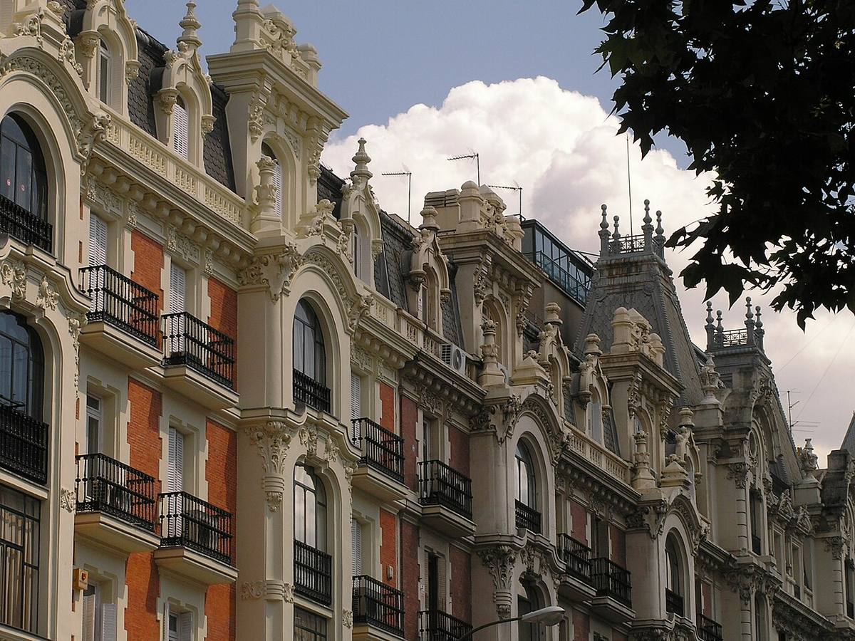 Fachadas de edificios de viviendas en la calle de Velázquez, Madrid.