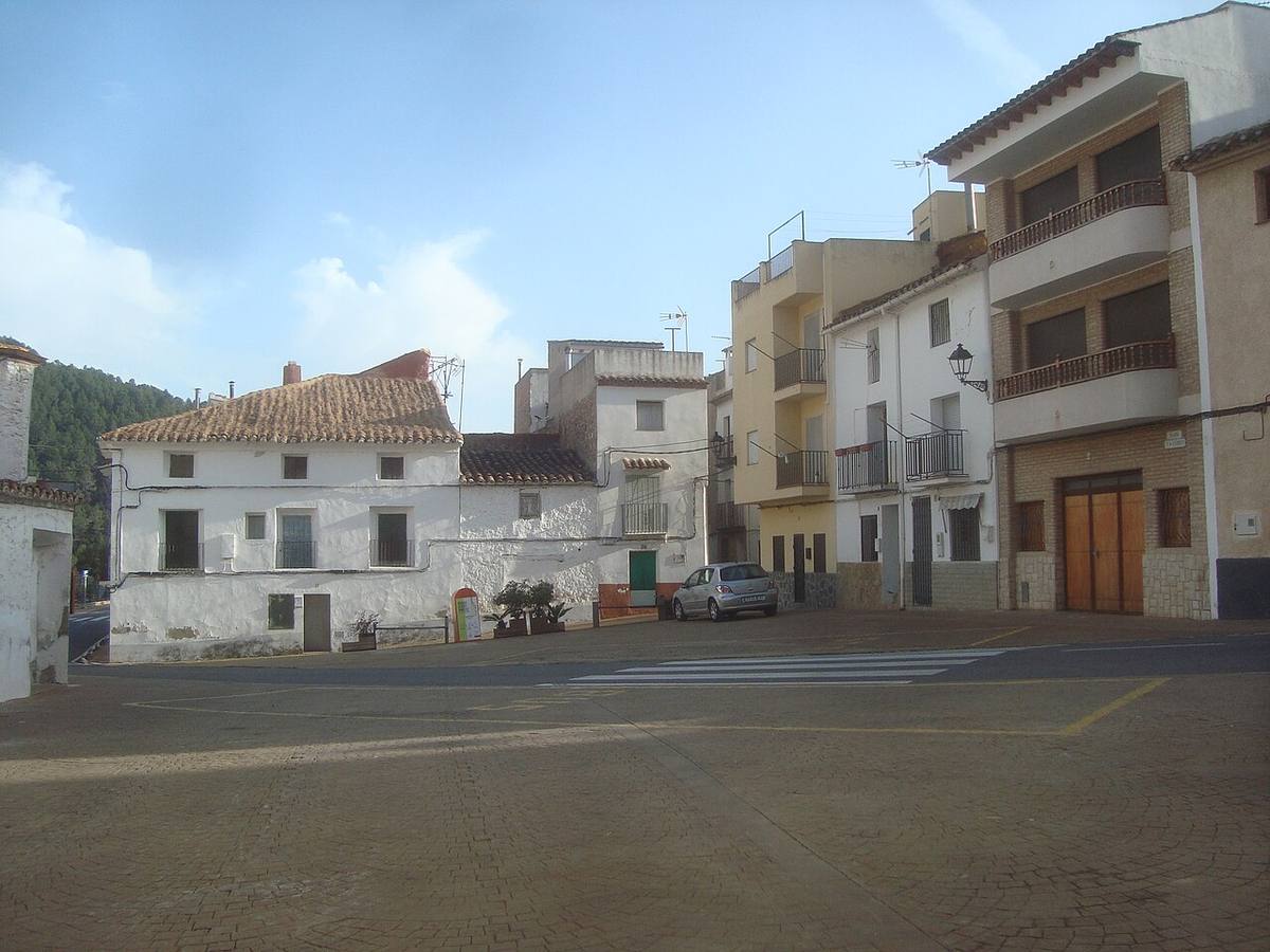 Conjunto de viviendas de diversas tipologías en Arañuel.