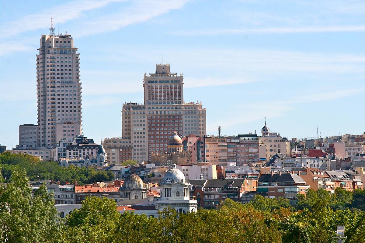 Vista de edificios emblemáticos y bloques de viviendas en el centro de Madrid.