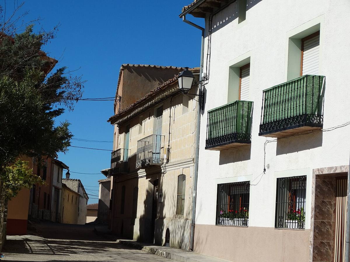 Calle con viviendas de arquitectura tradicional en Tiedra, Valladolid.