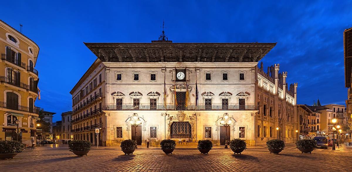 Fachada iluminada del Ayuntamiento de Palma de Mallorca.