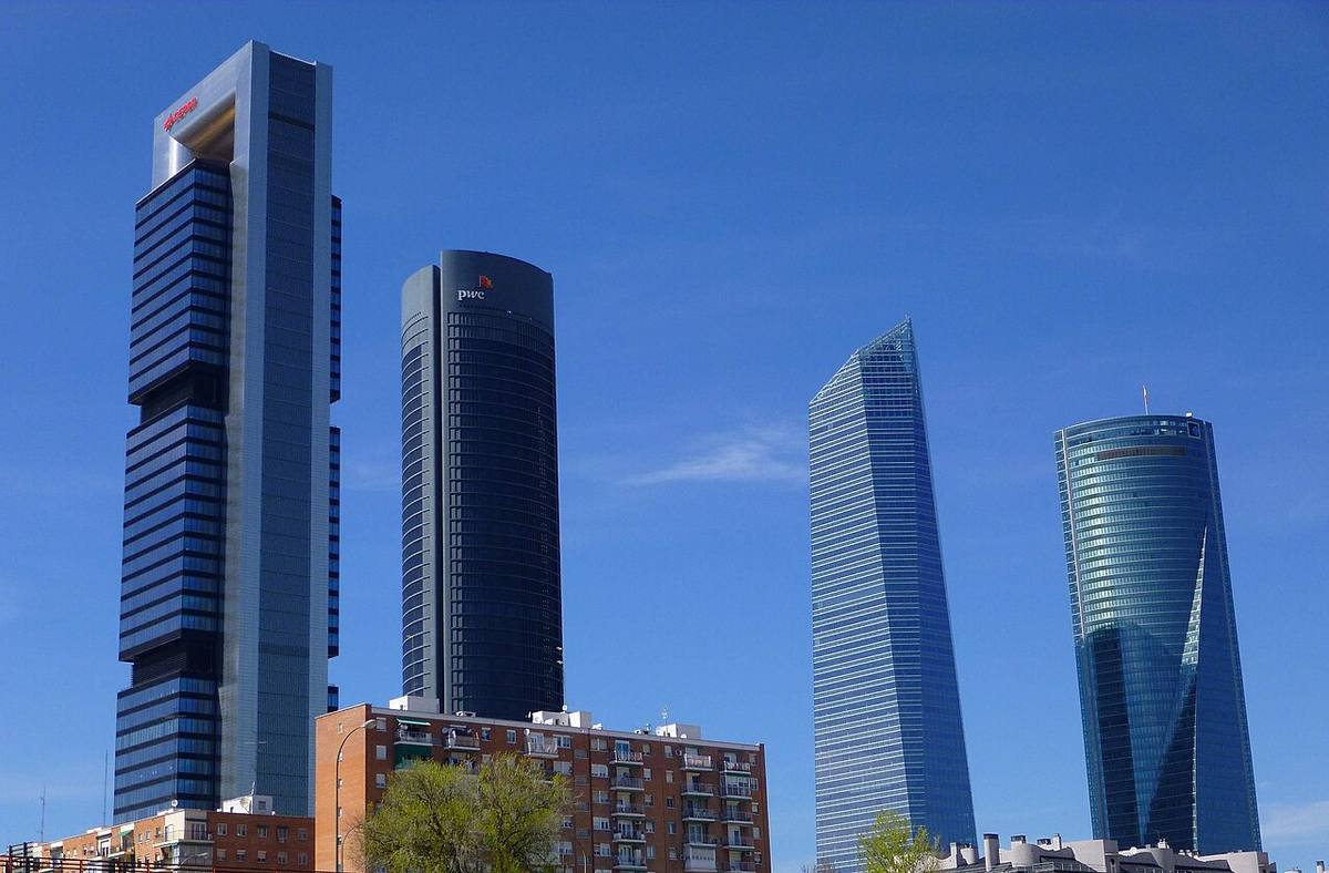 Rascacielos de oficinas en el distrito financiero de Madrid.