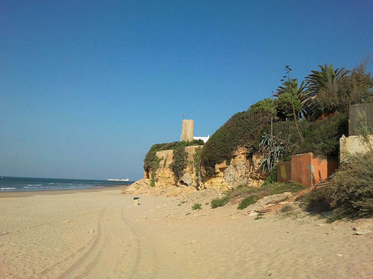 Torre Bermeja en la playa de la Barrosa, Chiclana de la Frontera.