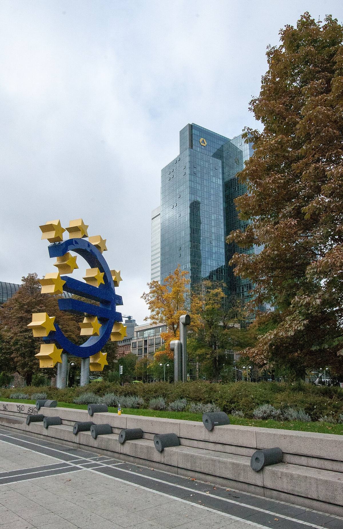 Símbolo del euro frente a la Eurotower en Fráncfort.