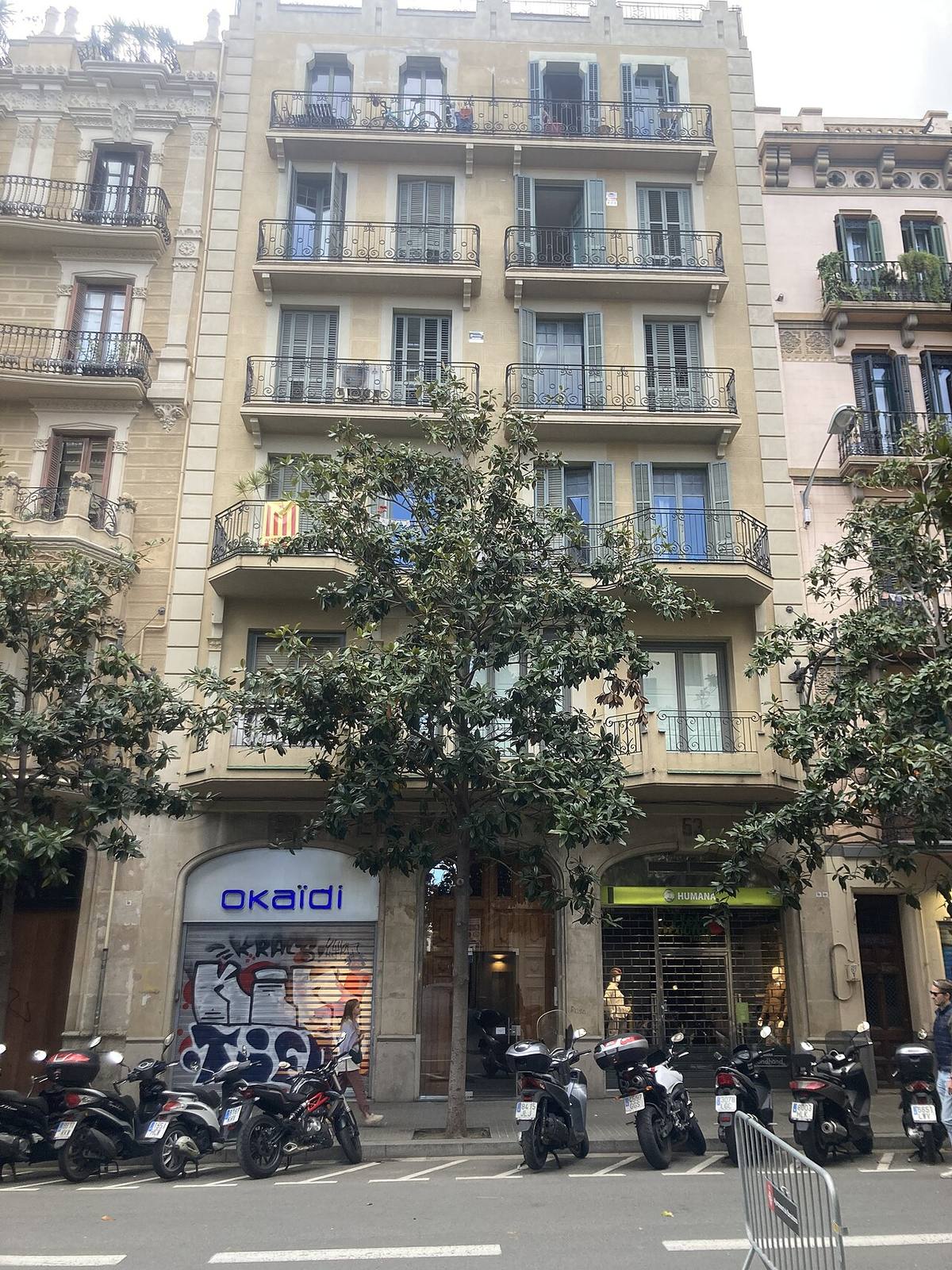 Edificio residencial con locales comerciales en Barcelona.