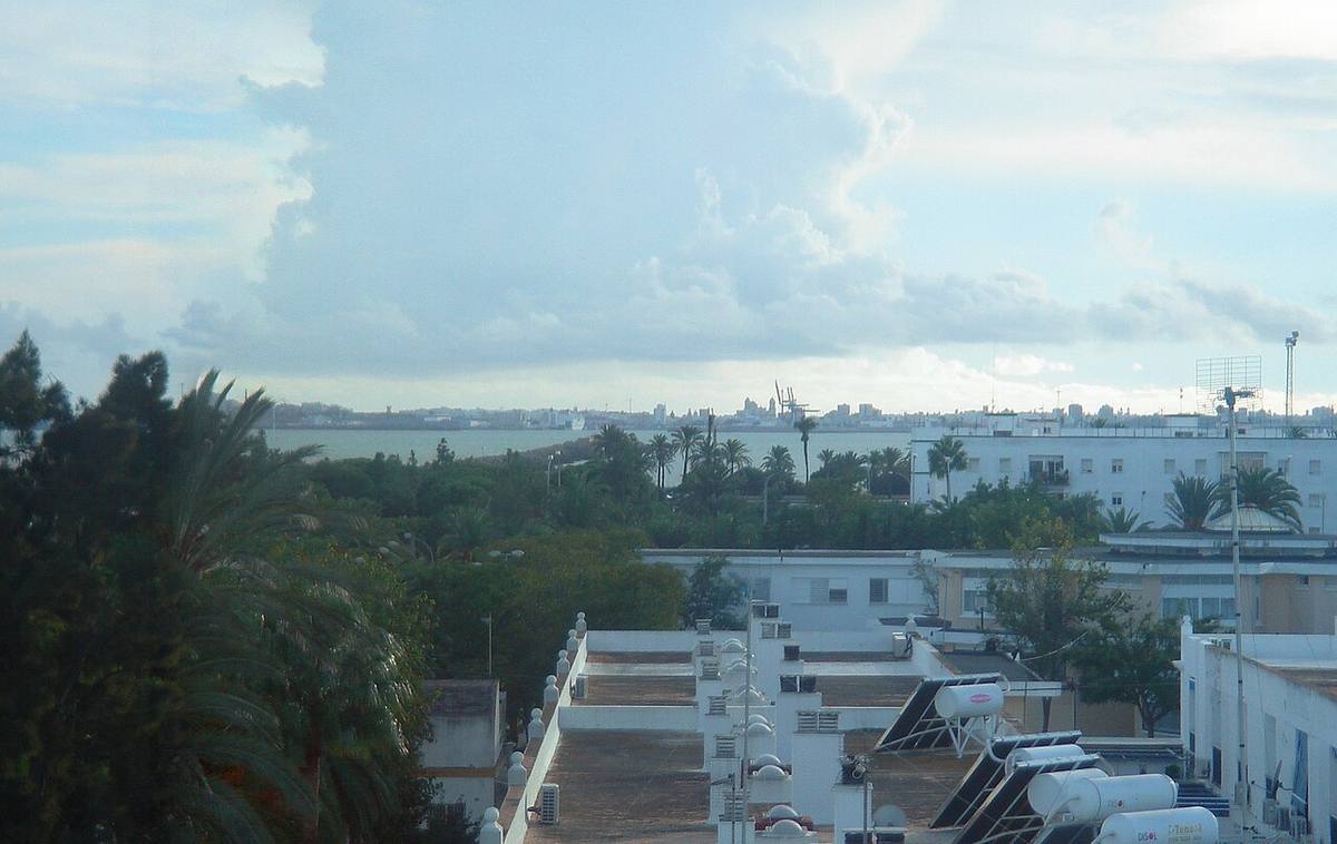 Vista panorámica de Cádiz desde una azotea en El Puerto de Santa María.