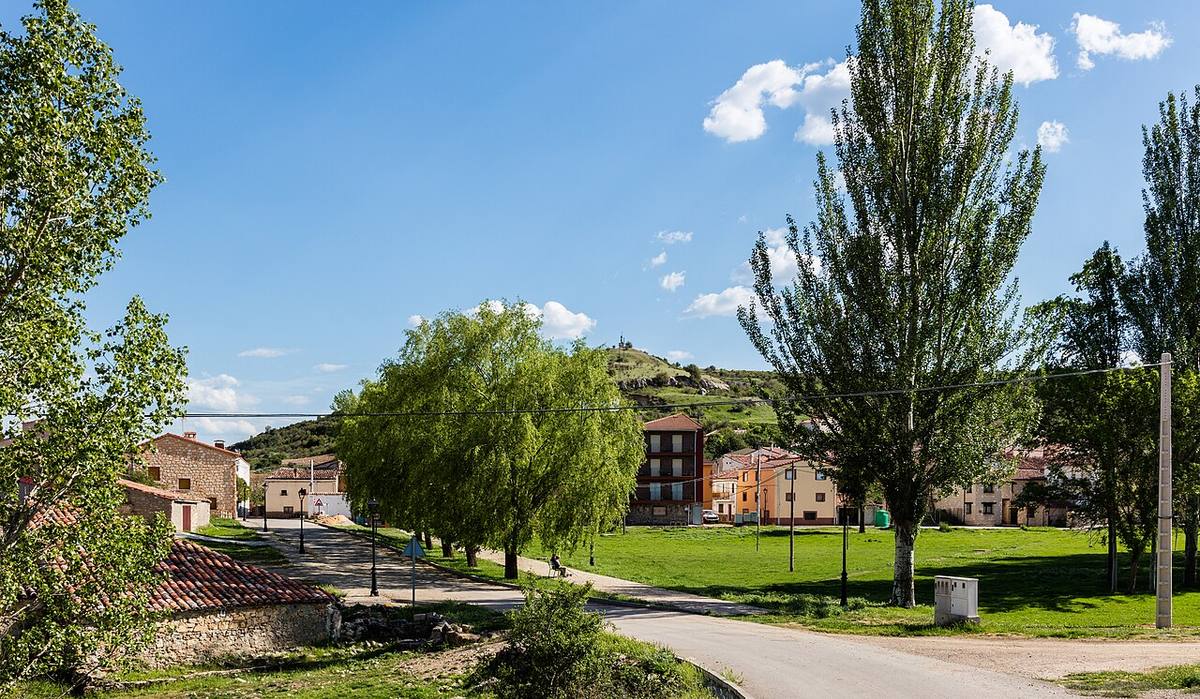 Vista de viviendas y entorno rural en Taravilla, Guadalajara.