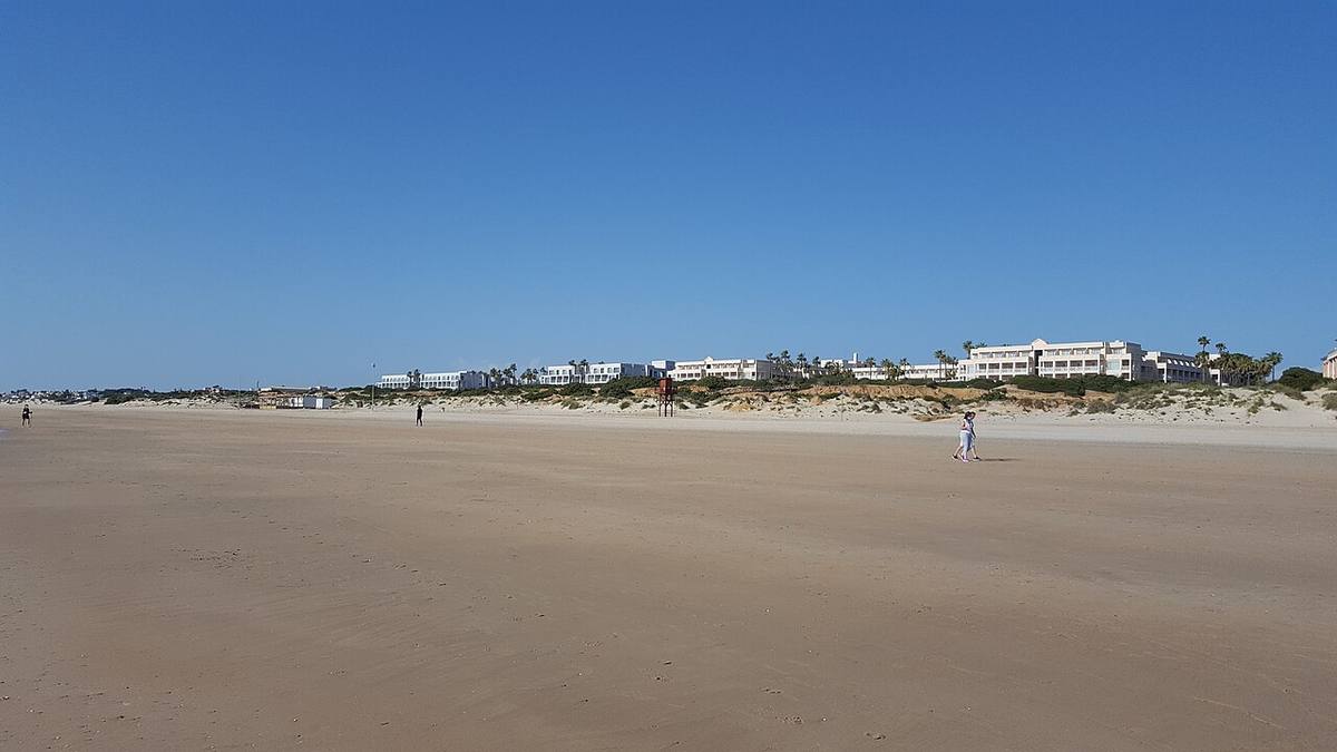 Urbanizaciones frente a la playa de la Barrosa en Chiclana de la Frontera.
