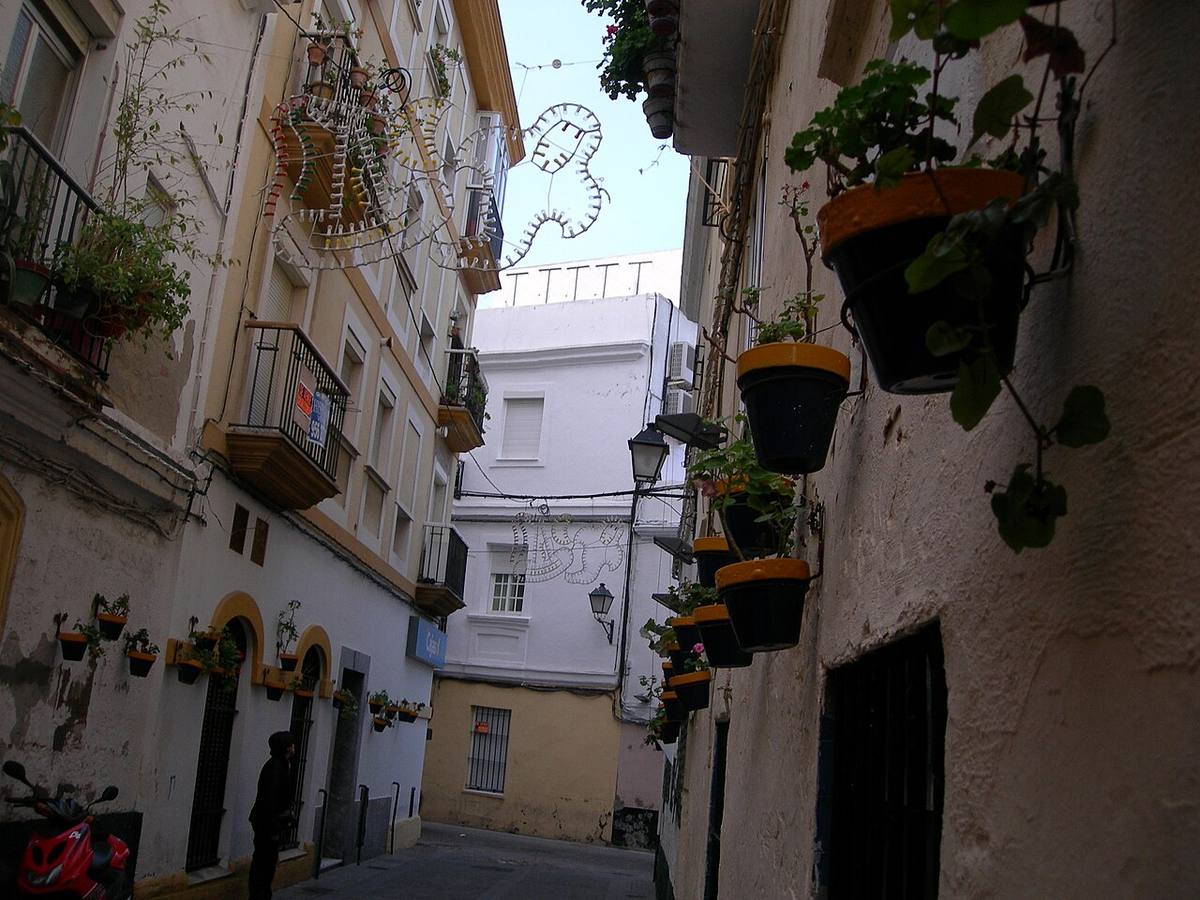 Calle con viviendas tradicionales en el barrio de la Viña, Cádiz.