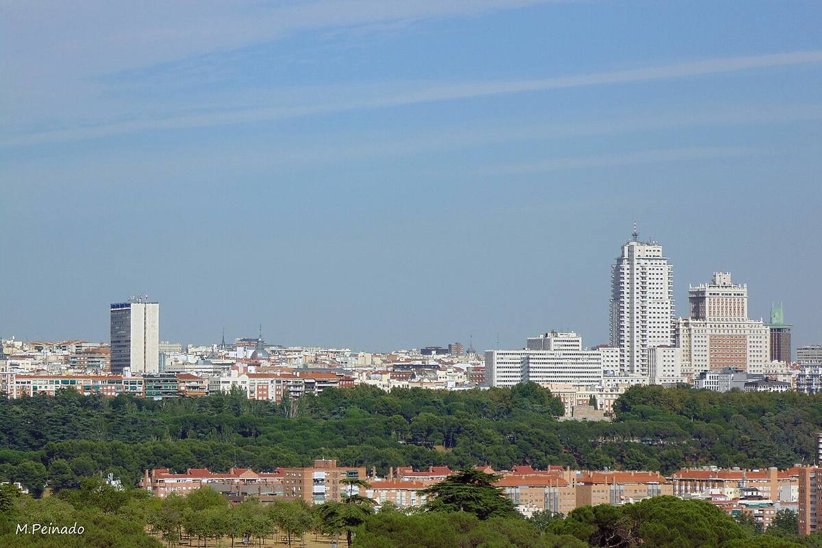 Skyline de Madrid con la Torre de Madrid y el Edificio España sobresaliendo en el horizonte.