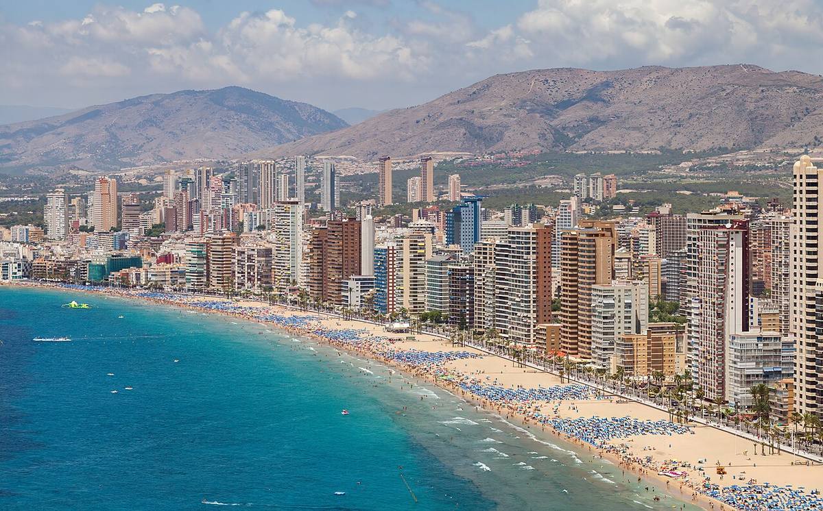Gran densidad de edificios de apartamentos en primera línea de la playa de Levante en Benidorm.