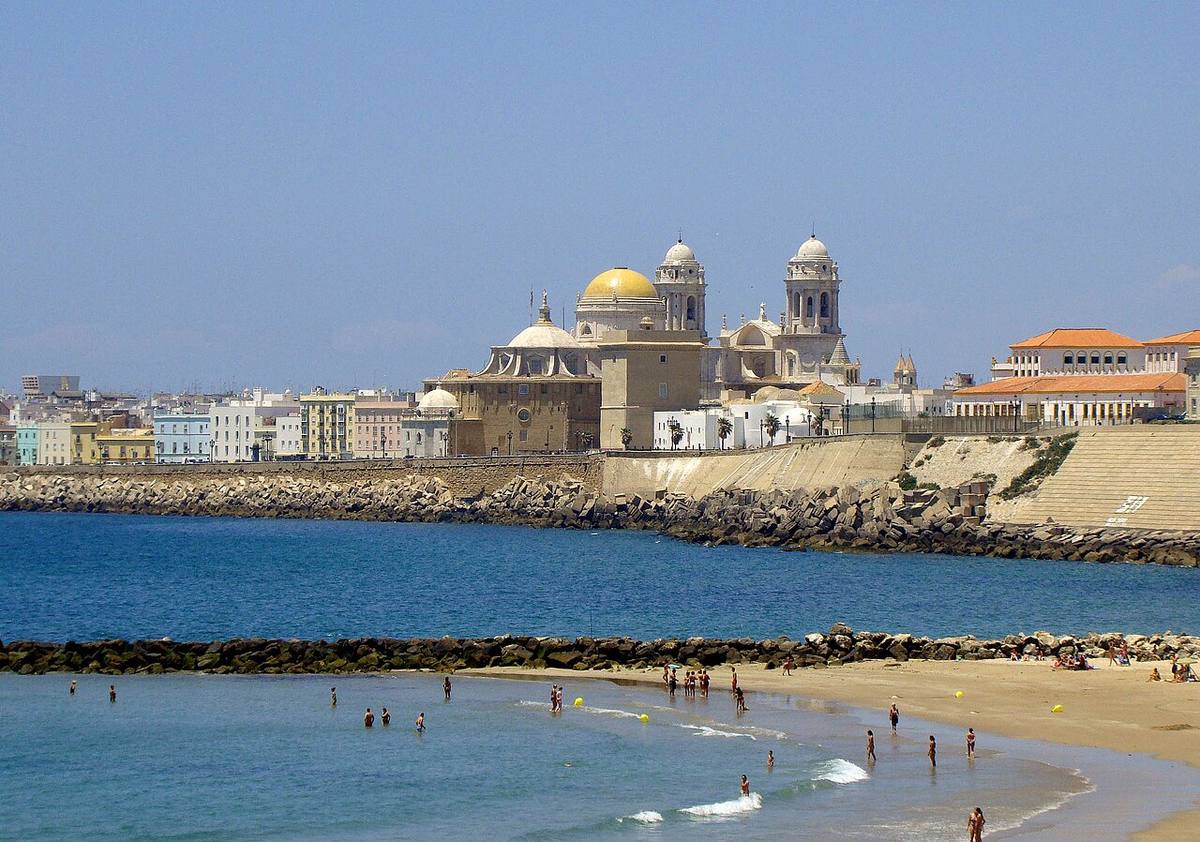 Vista panorámica de la ciudad de Cádiz con la catedral al fondo.