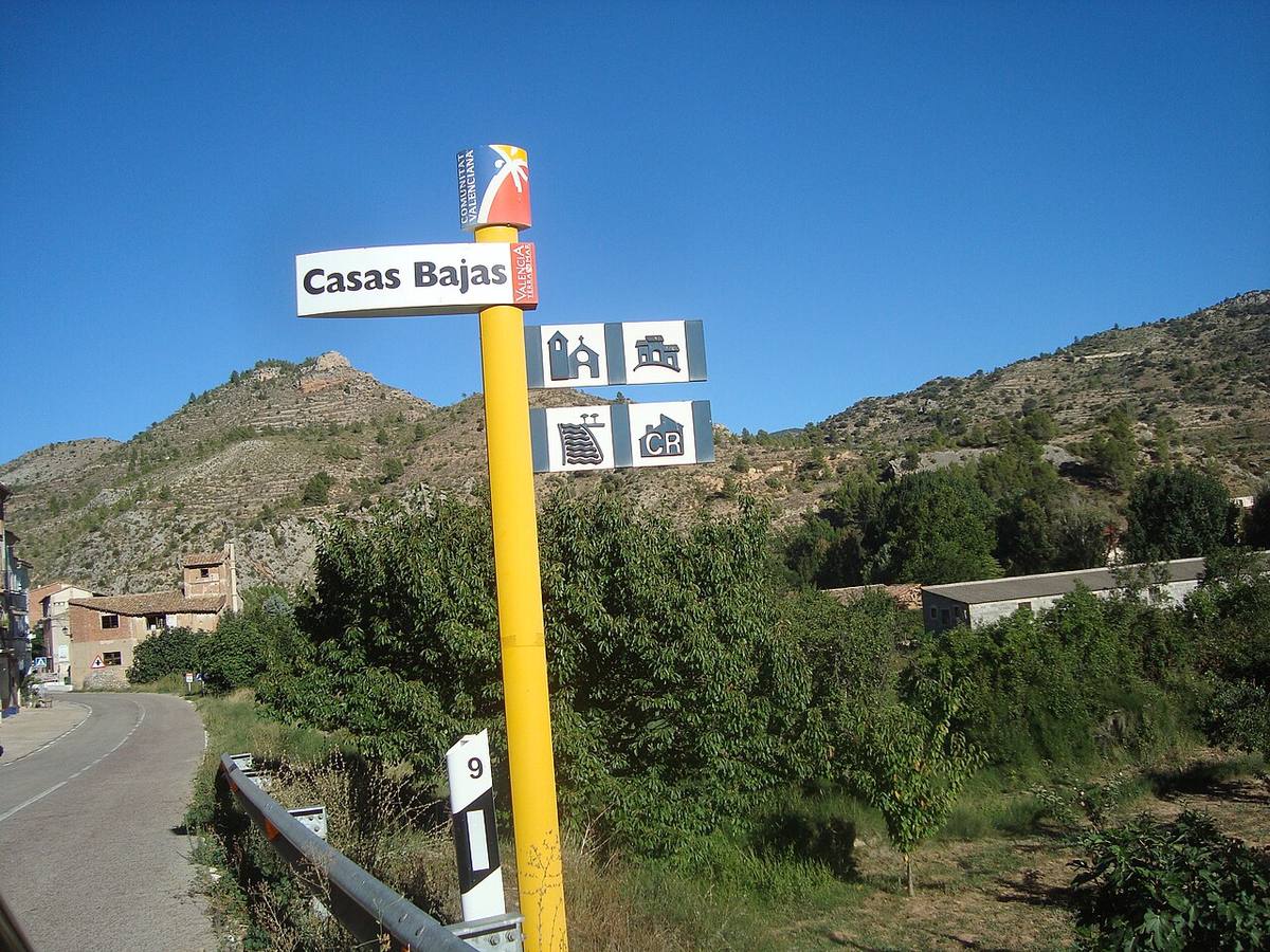 Señalización de entrada al municipio de Casas Bajas en la provincia de Valencia.