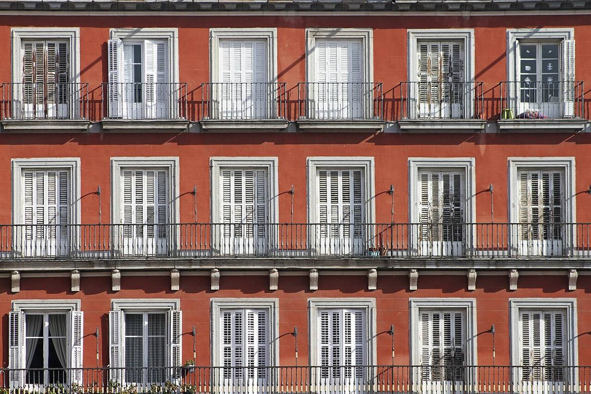 Detalle de balcones y ventanas en un edificio de la Plaza Mayor de Madrid.