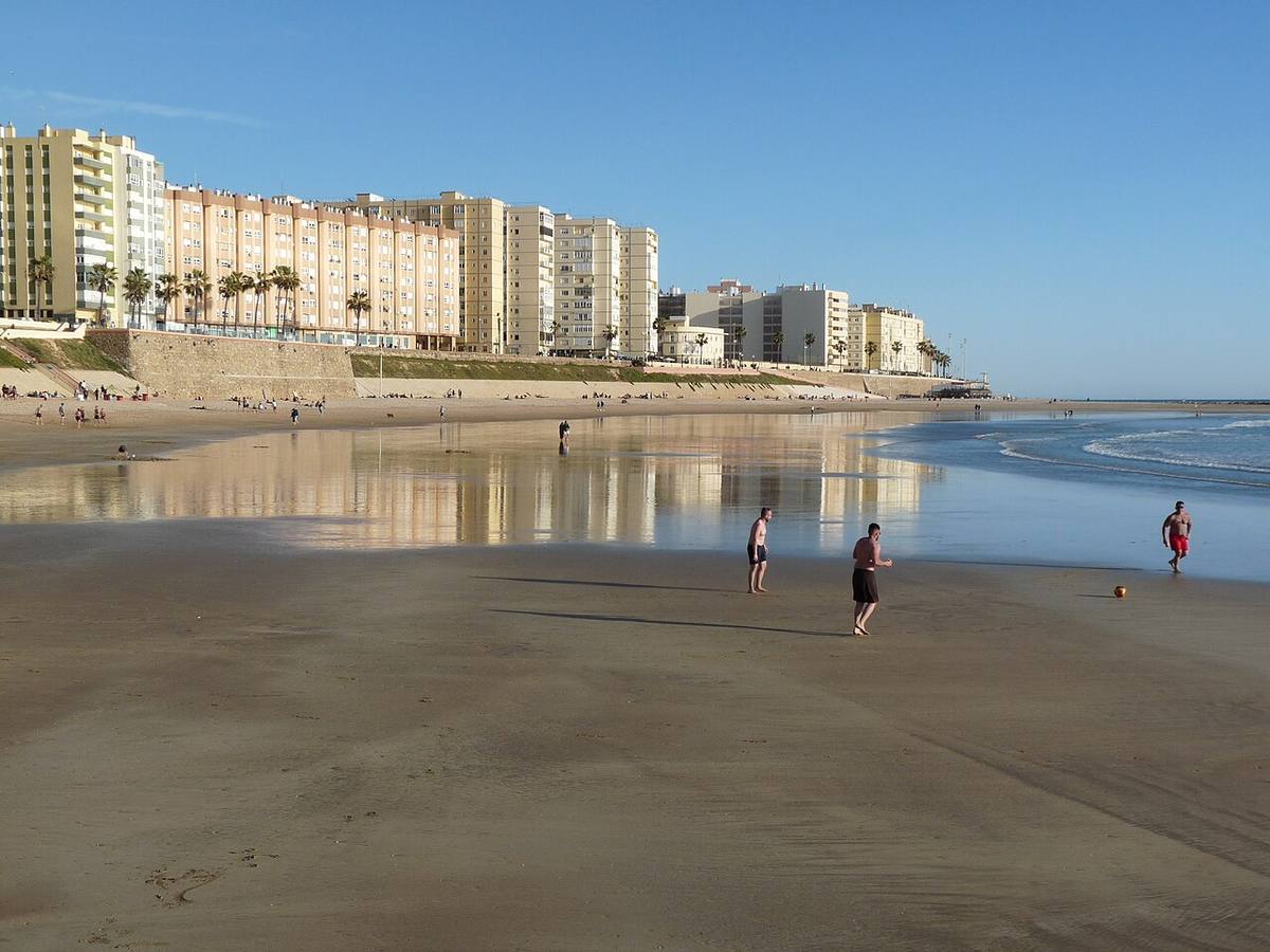 Edificios residenciales frente al paseo marítimo de Cádiz.