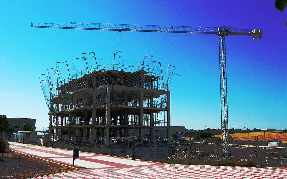 Estructura de un edificio de obra nueva en construcción con grúa torre.