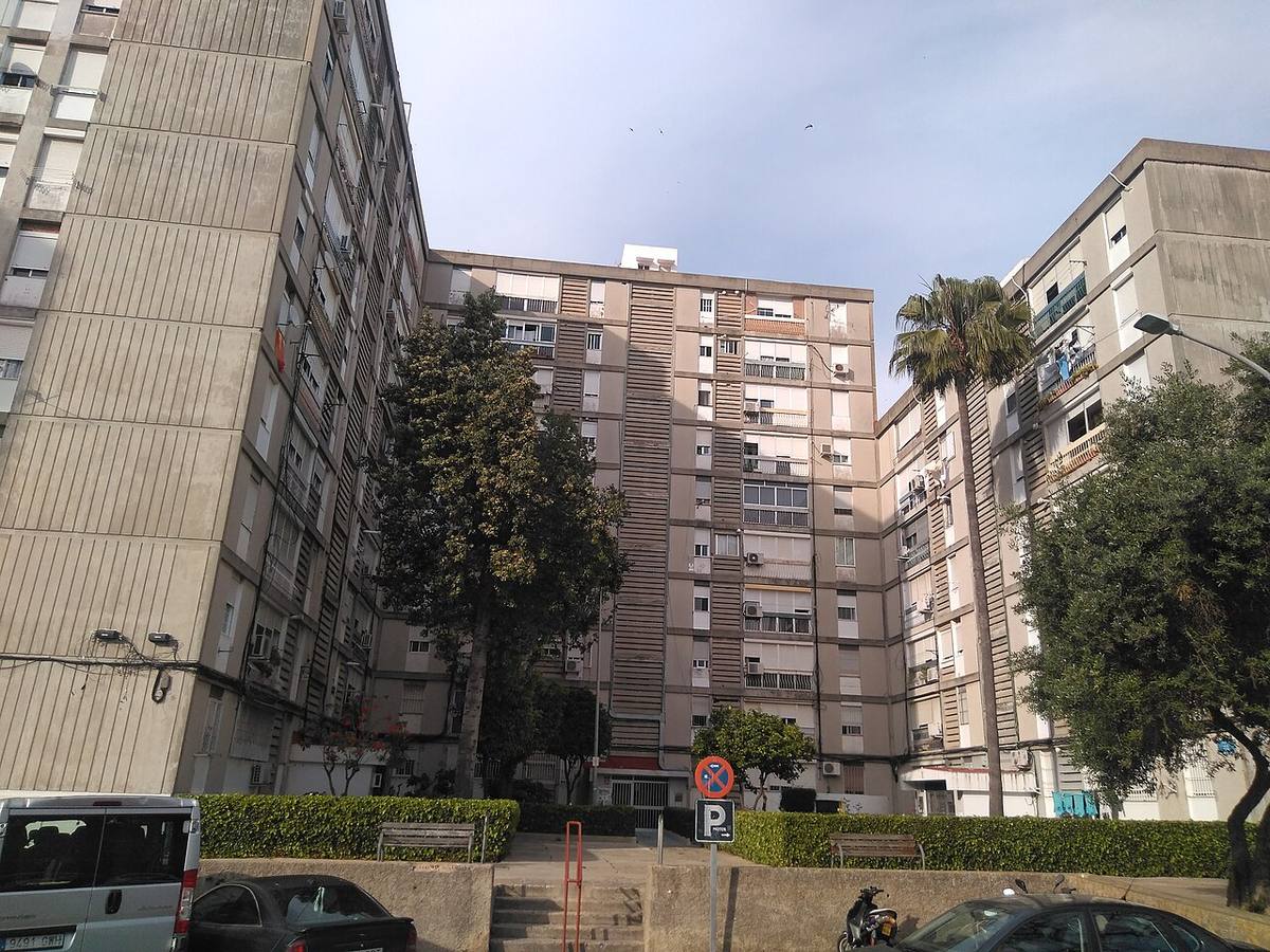 Bloque de viviendas residenciales en una zona urbana.