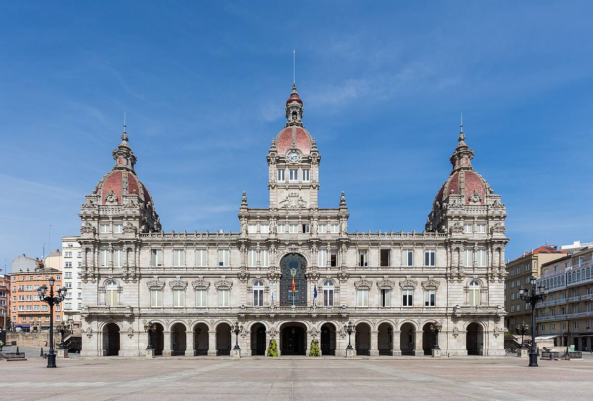 Fachada principal del Ayuntamiento de La Coruña.