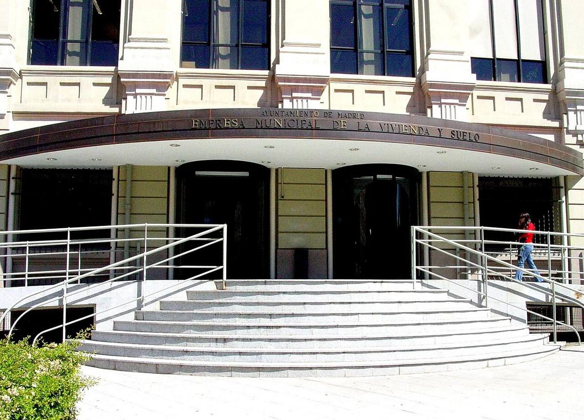 Entrada de la Empresa Municipal de la Vivienda y Suelo en Madrid.