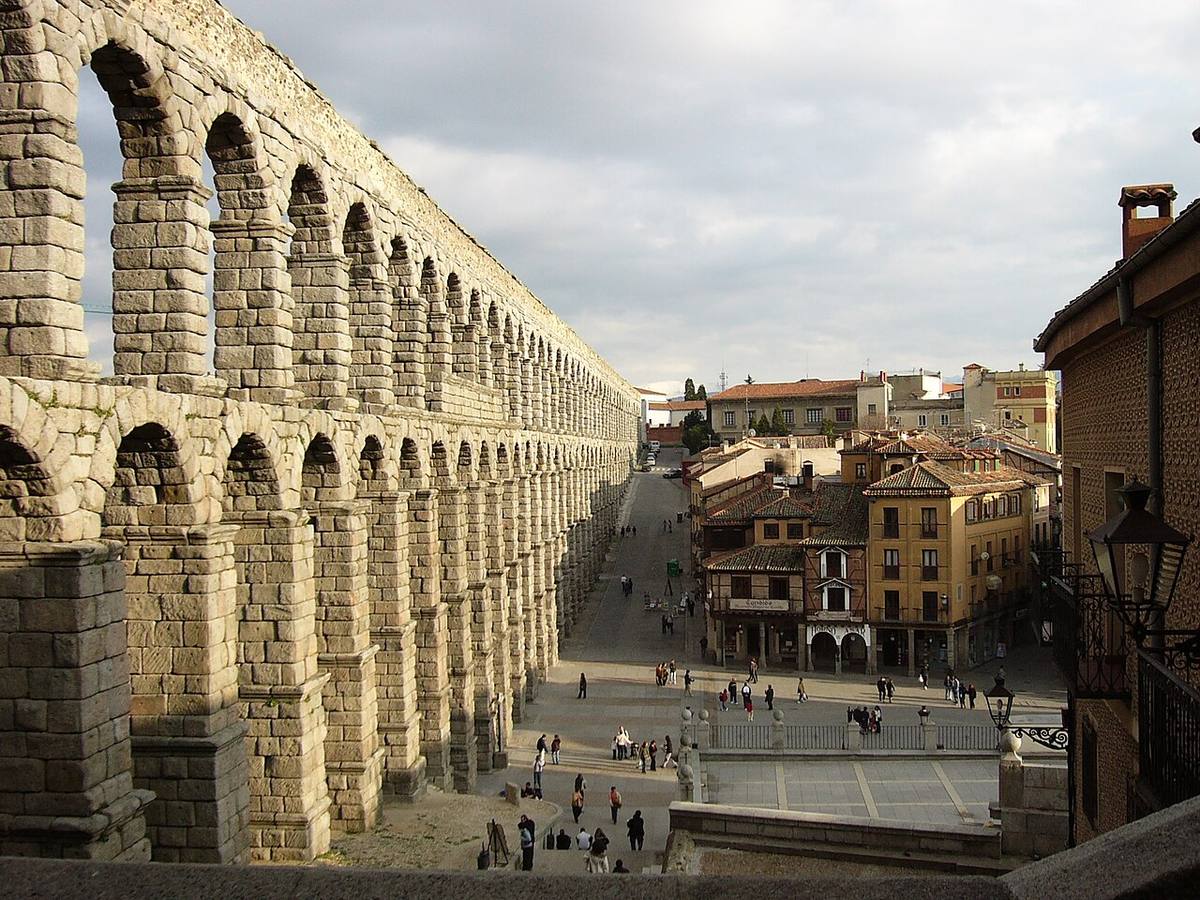 Vista del Acueducto de Segovia y edificios residenciales en la plaza del Azoguejo.