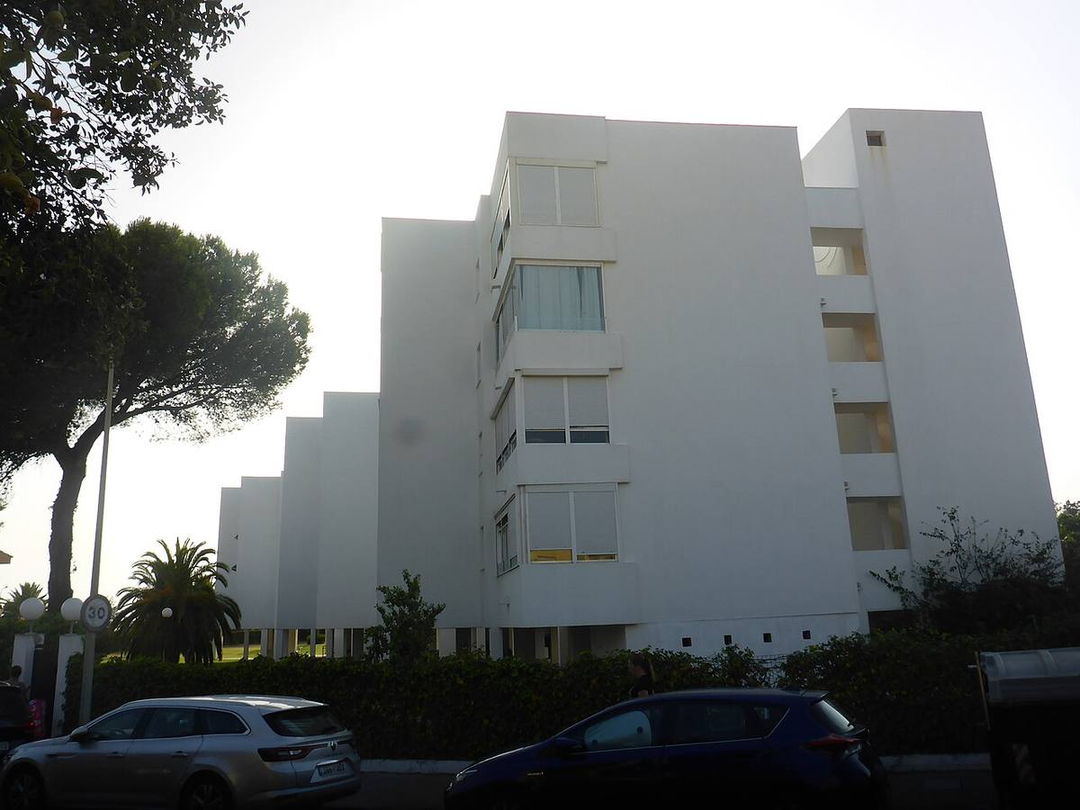 Bloque de viviendas de arquitectura moderna en la zona de Las Redes, Cádiz.