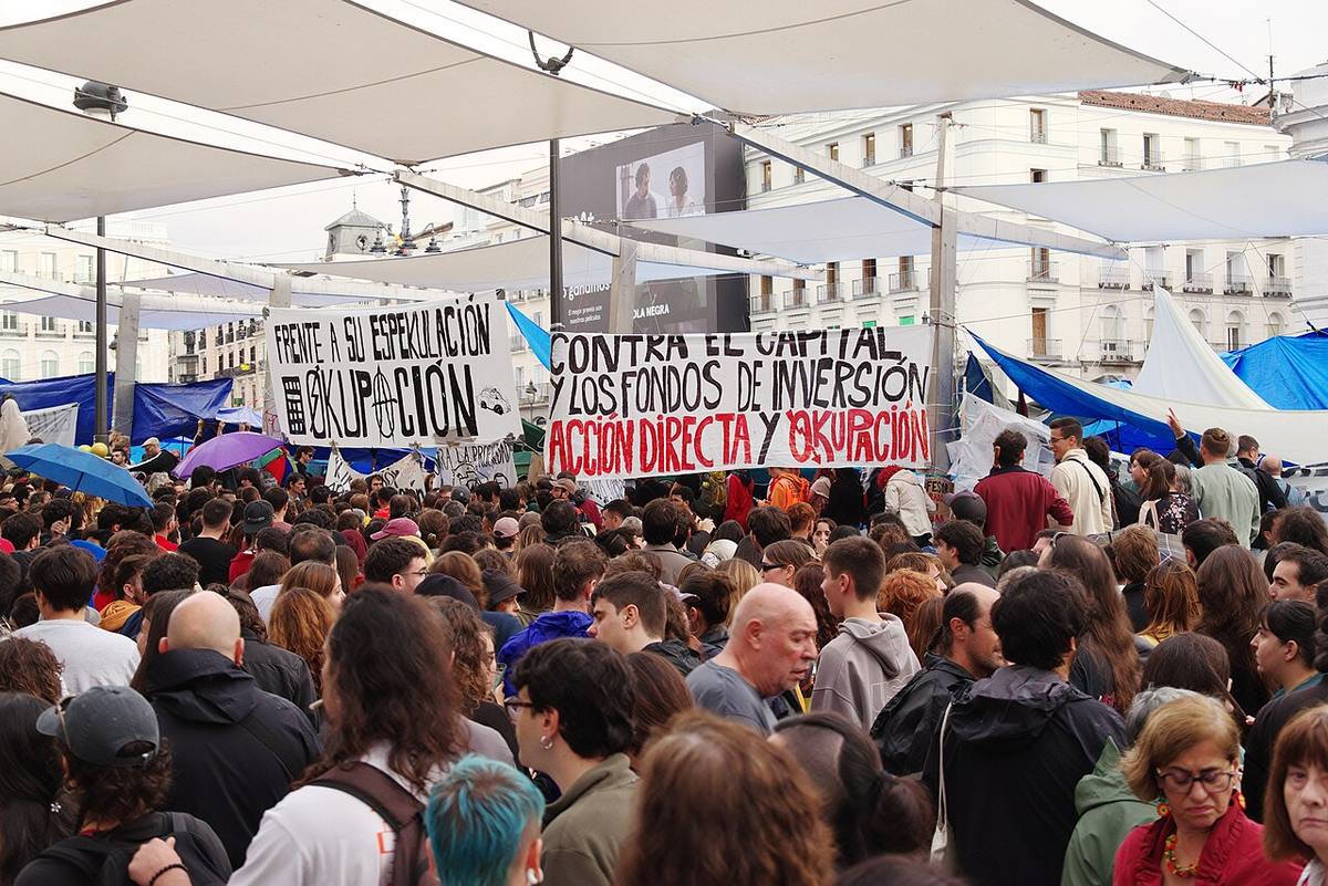 Manifestación en la Puerta del Sol de Madrid contra la especulación inmobiliaria y los fondos de inversión.