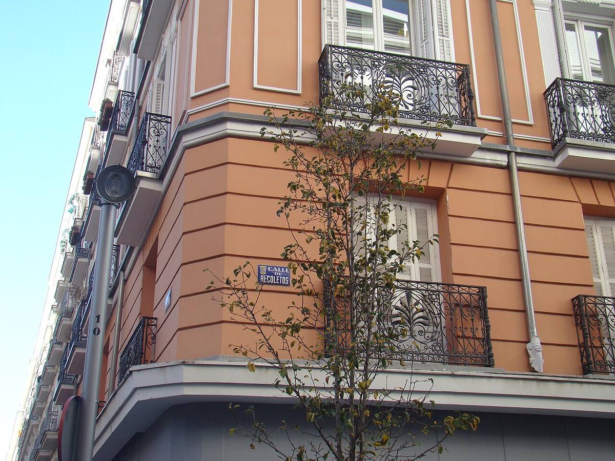 Detalle de balcones en un inmueble de la calle de Recoletos en Madrid.