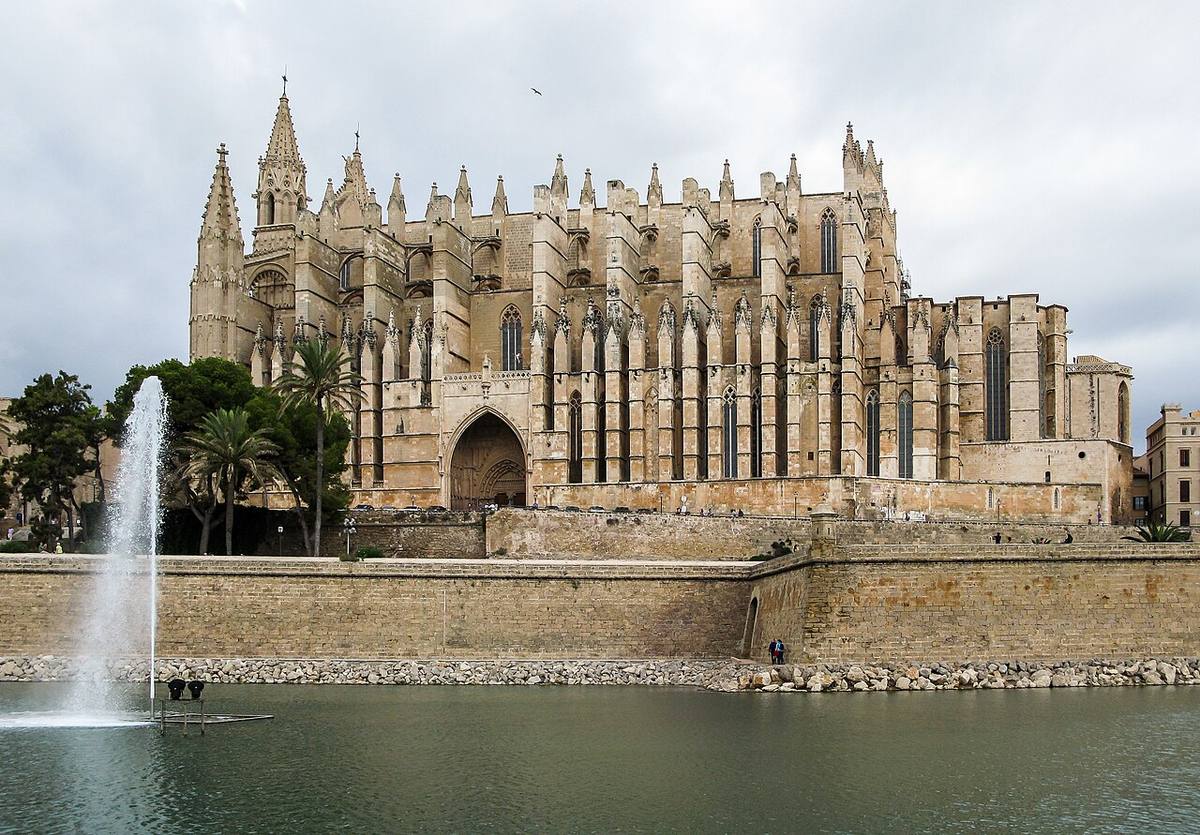 Catedral de Santa María de Palma junto al Parque del Mar.