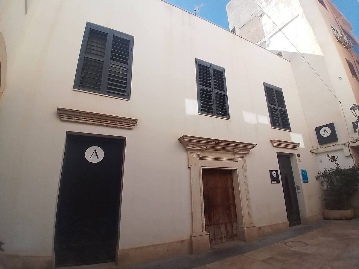 Fachada de un edificio de viviendas en la calle Arco.