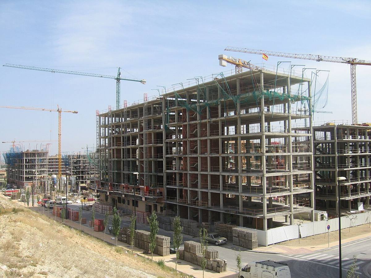 Estructuras de nuevos bloques de viviendas en construcción con grúas de edificación.