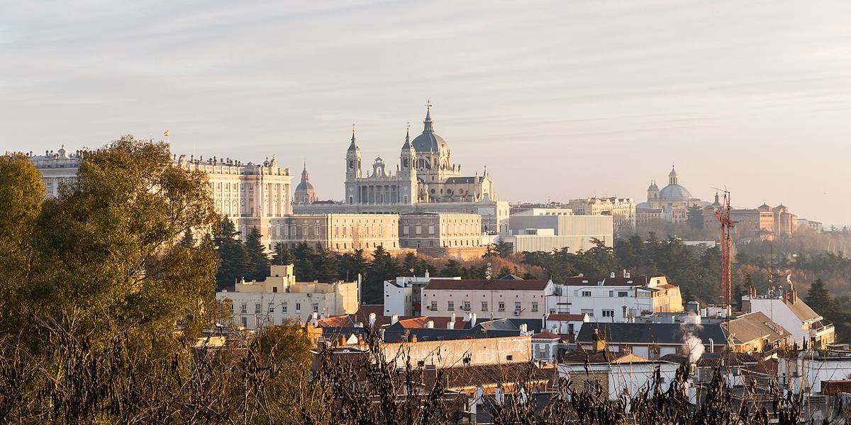 Vista panorámica de los tejados de Madrid con la Catedral de la Almudena al fondo.