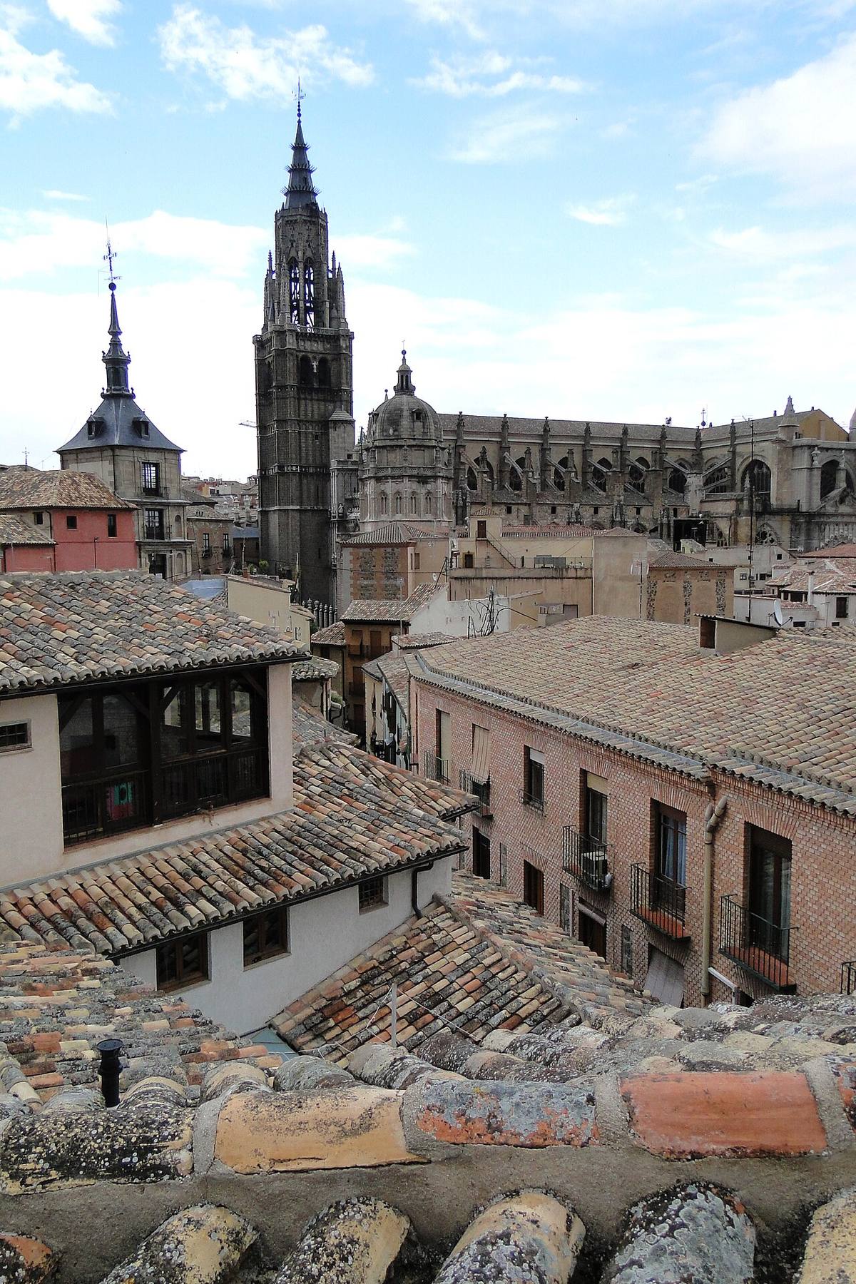 Vista de tejados y edificios residenciales en el centro de Toledo.