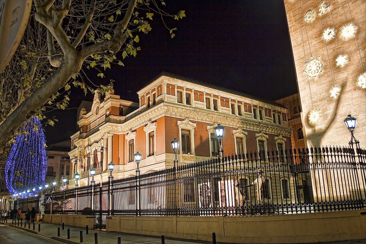 Fachada iluminada del Palacio de la Diputación de Albacete.