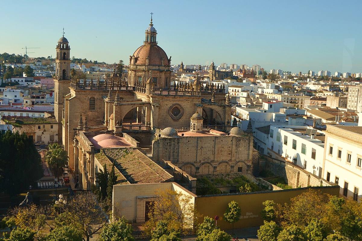Panorámica urbana de Jerez de la Frontera con la catedral en primer plano.